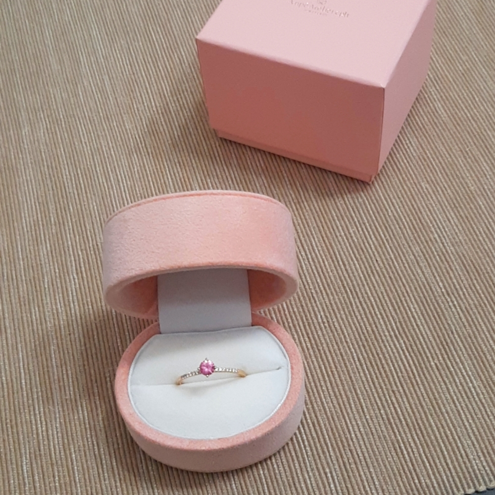 Super pretty pink sapphire and diamonds 18k gold ring from Anpe Atelier
